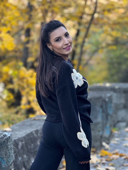 Bluza dama neagra cu aplicatii flori crosetate [2]