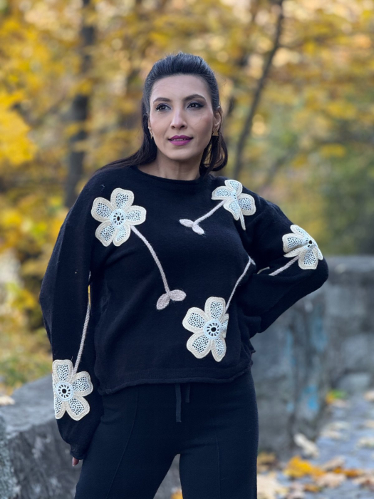 Bluza dama neagra cu aplicatii flori crosetate [5]