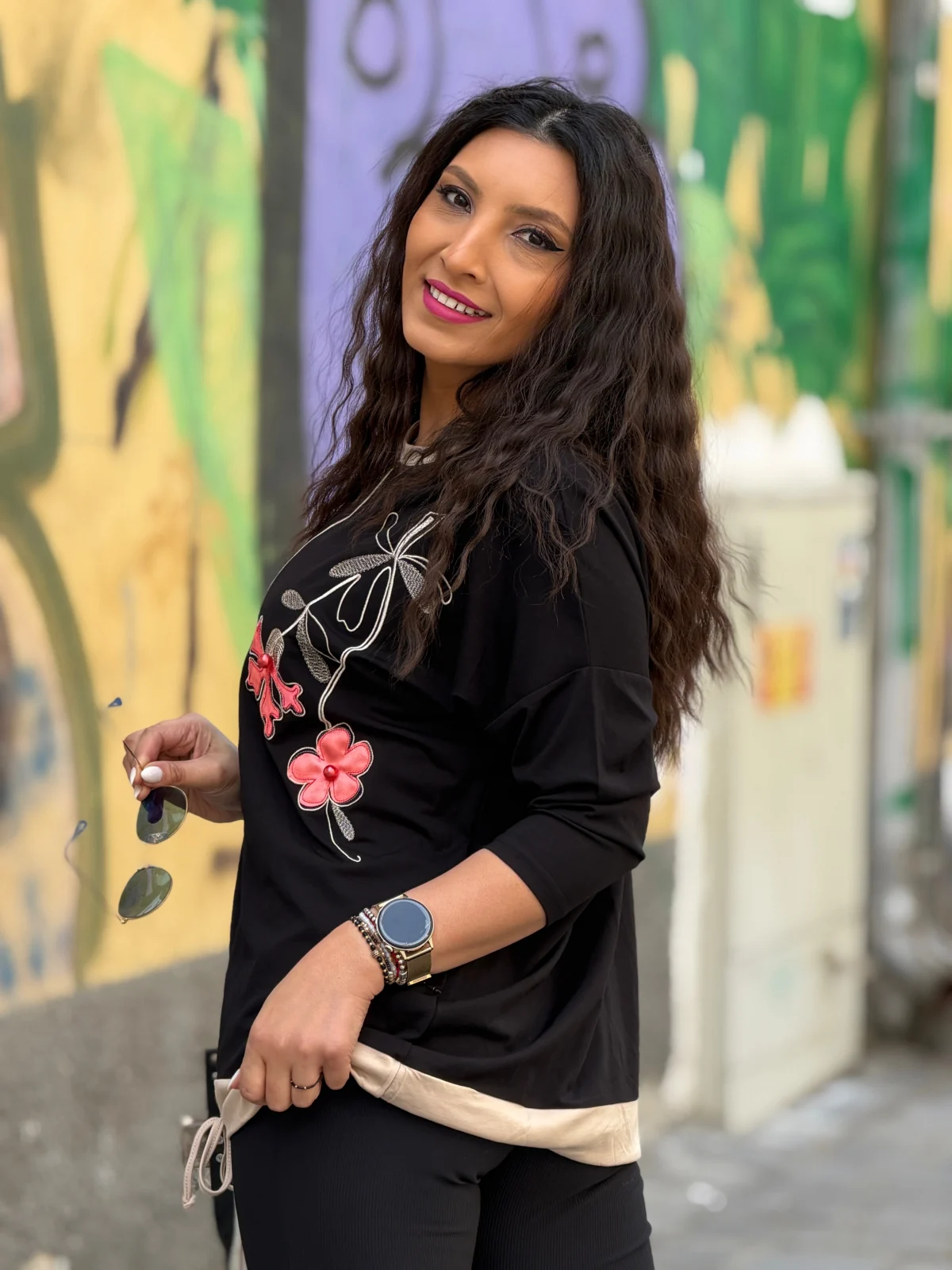 Bluza dama neagra cu imprimeu flori corai [3]