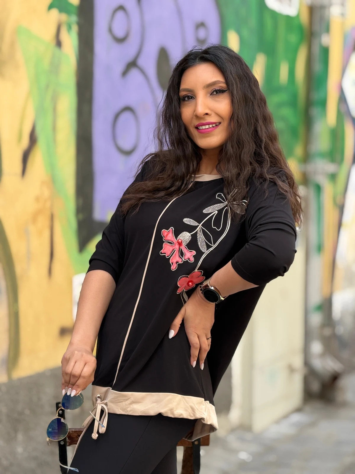 Bluza dama neagra cu imprimeu flori corai [2]