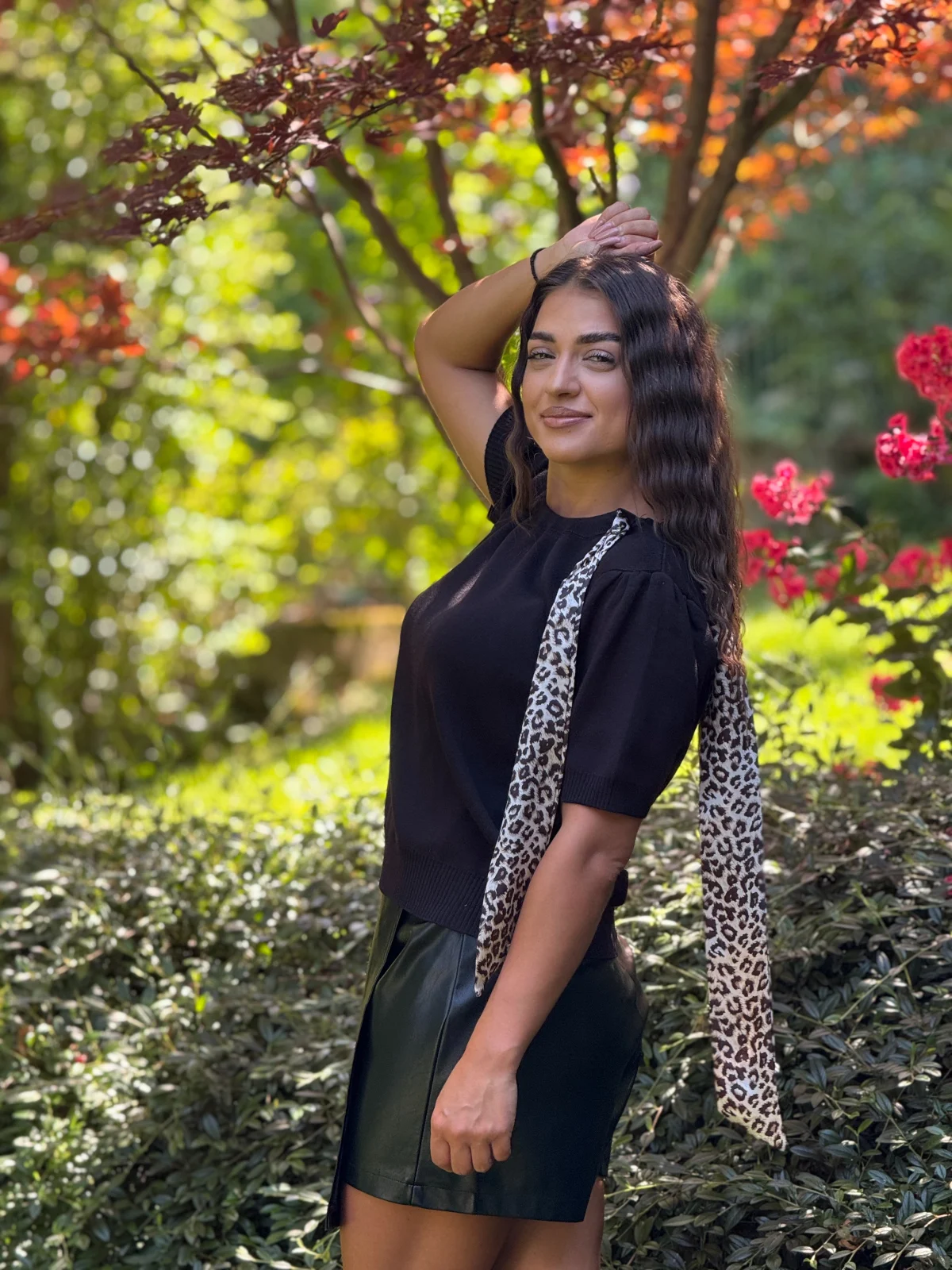 Bluza dama neagra cu maneci scurte si esarfa animal print [2]