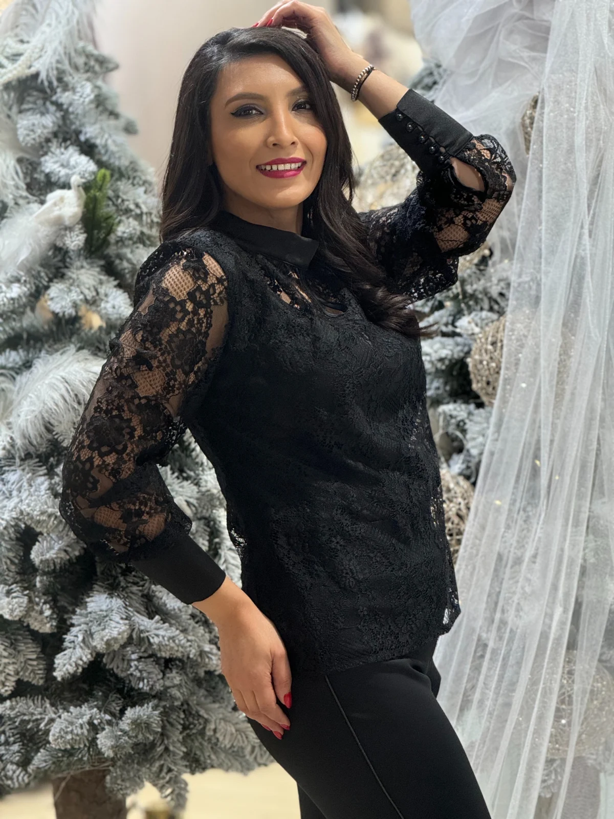 Bluza dama neagra din dantela cu mansete [2]