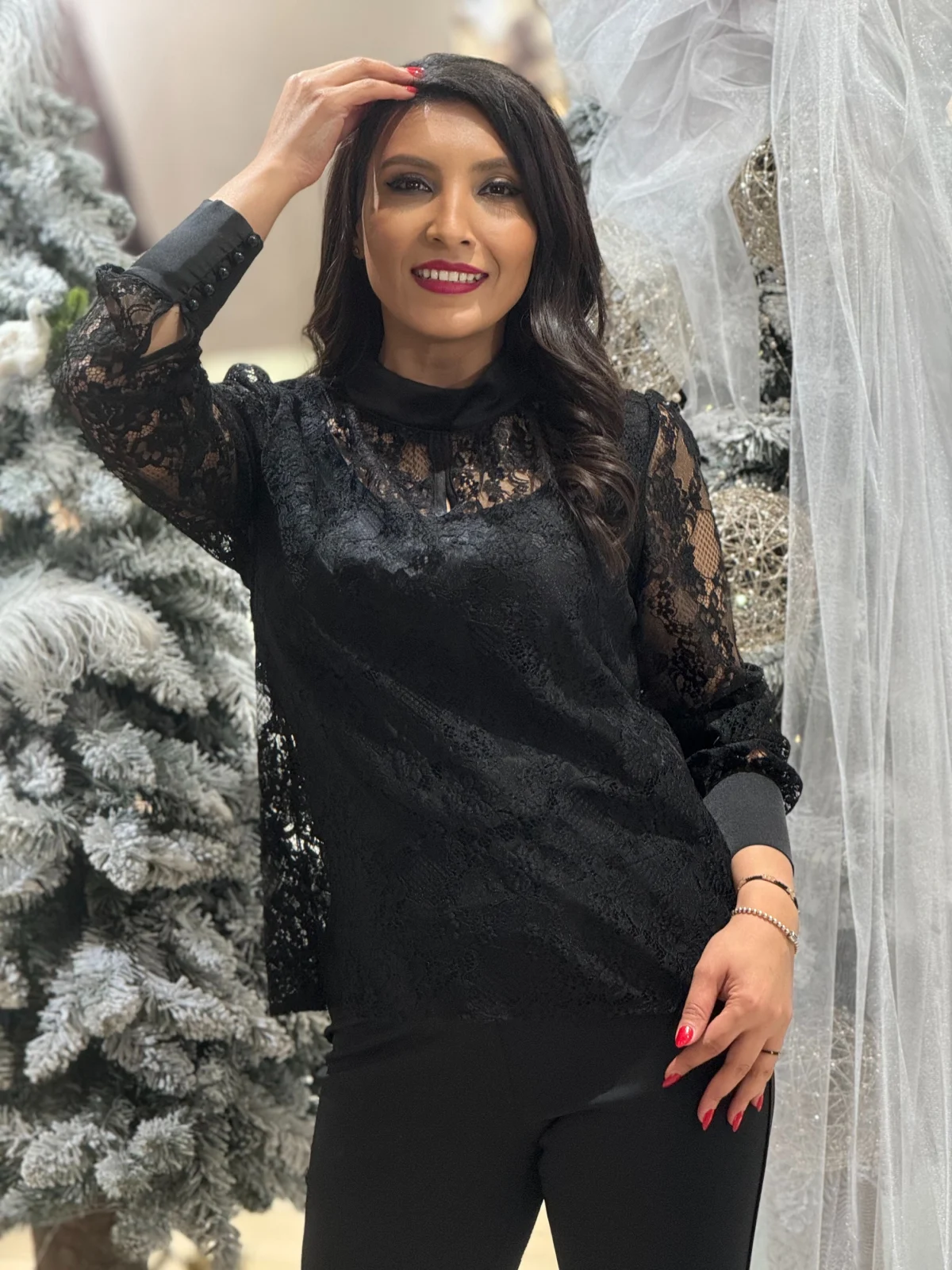 Bluza dama neagra din dantela cu mansete