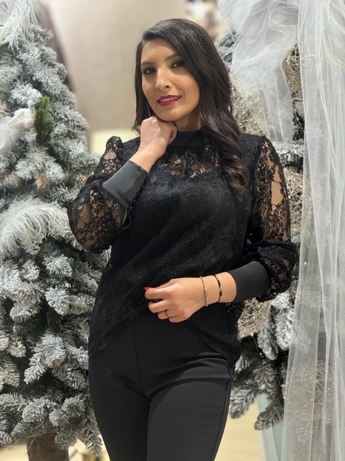 Bluza dama neagra din dantela cu mansete [3]