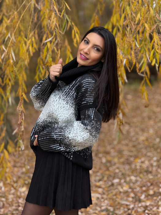Bluza dama neagra tricotata cu gat inalt si paiete [4]