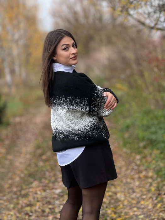 Bluza dama neagra tricotata cu gat rotund si paiete [4]