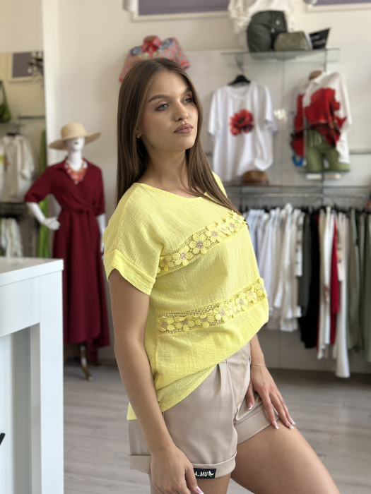 Bluza galbena din bumbac cu floricele aplicate orizontal [3]