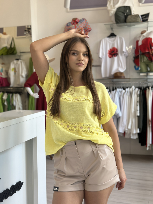Bluza galbena din bumbac cu floricele aplicate orizontal [2]