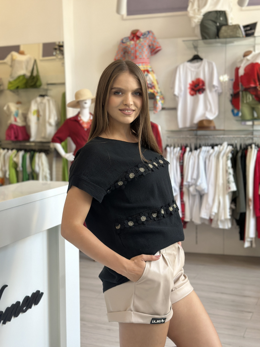Bluza neagra din bumbac cu floricele aplicate orizontal [3]