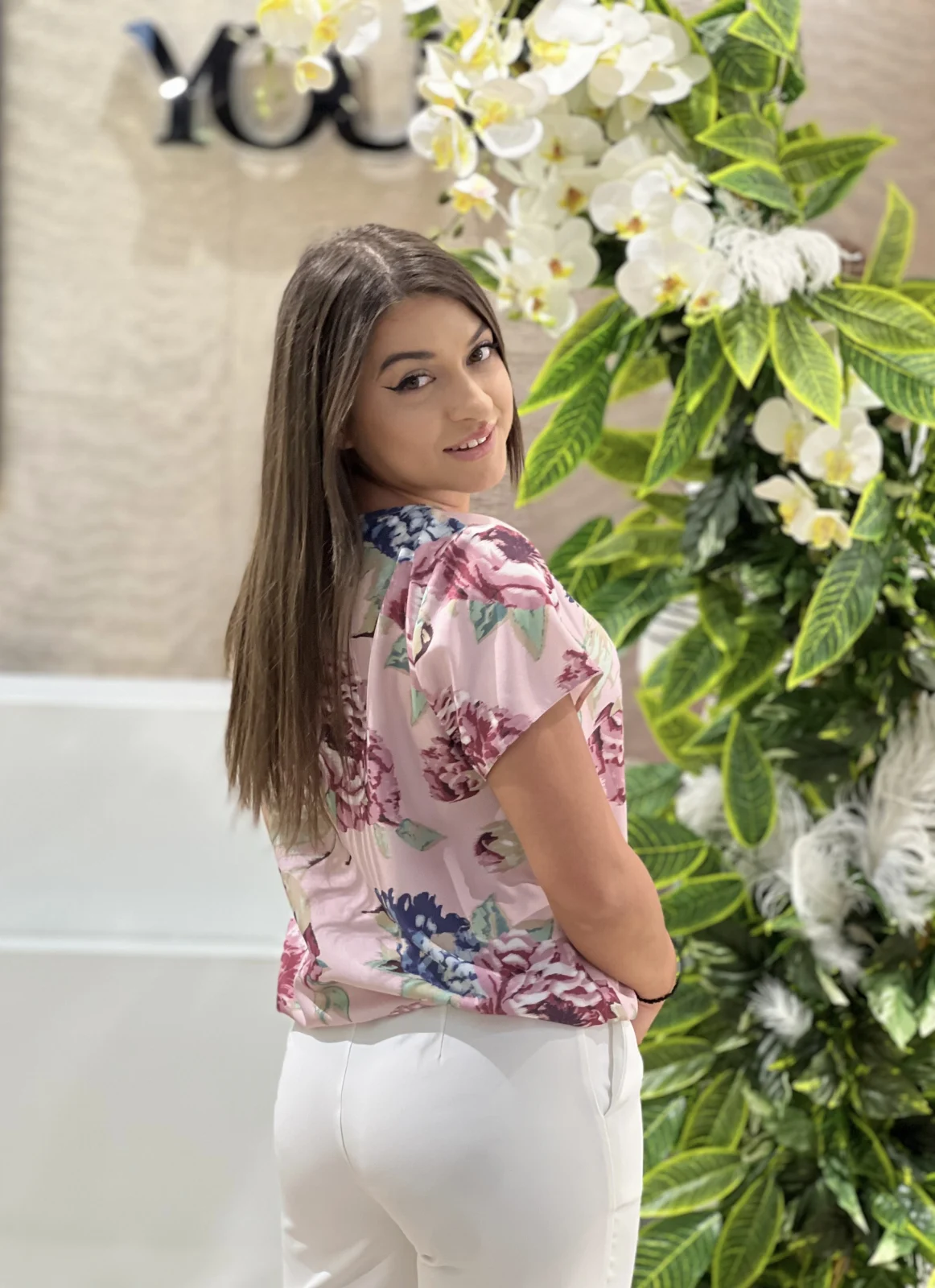 Bluza pe fond roz cu flori [3]