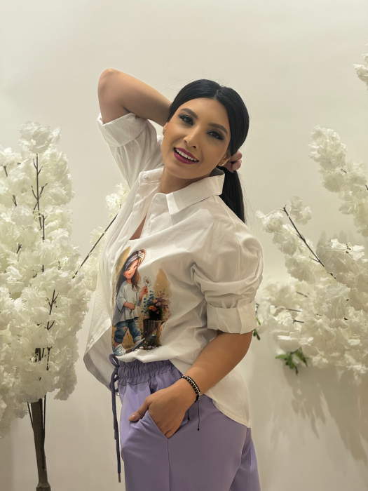 Camasa alba din bumbac cu imprimeu fetita intre flori multicolore [3]
