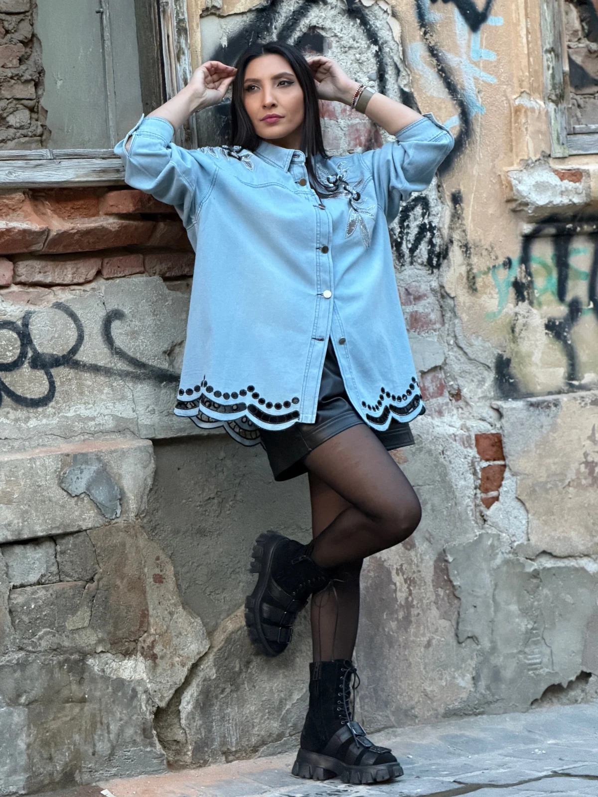 Camasa cu flori negre aplicate si broderie in partea de jos [4]