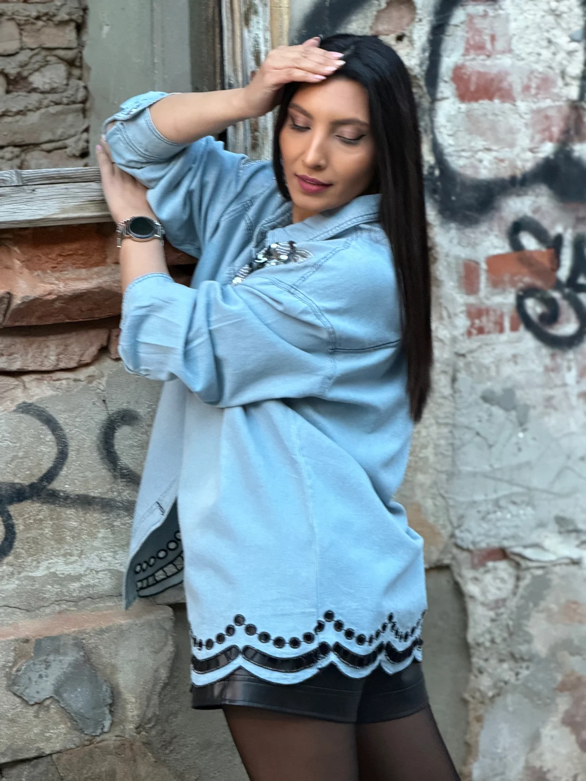 Camasa cu flori negre aplicate si broderie in partea de jos [5]