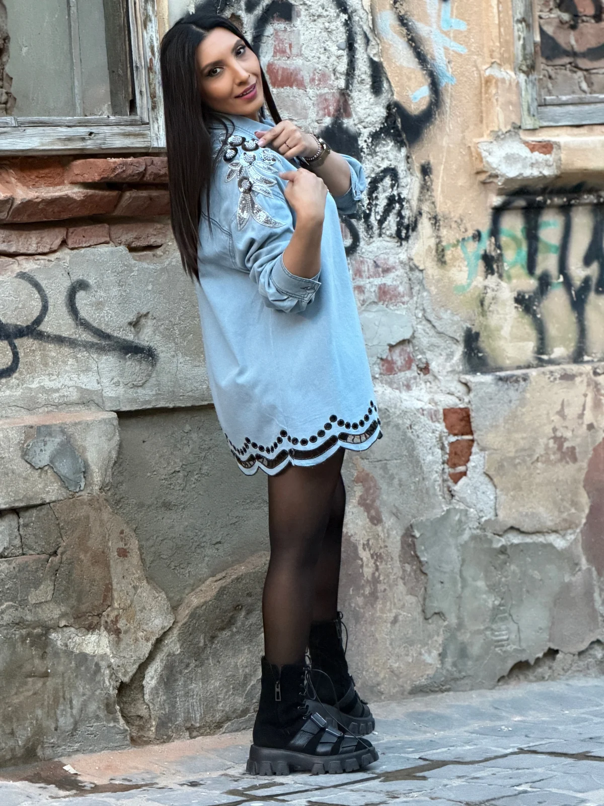 Camasa cu flori negre aplicate si broderie in partea de jos [6]