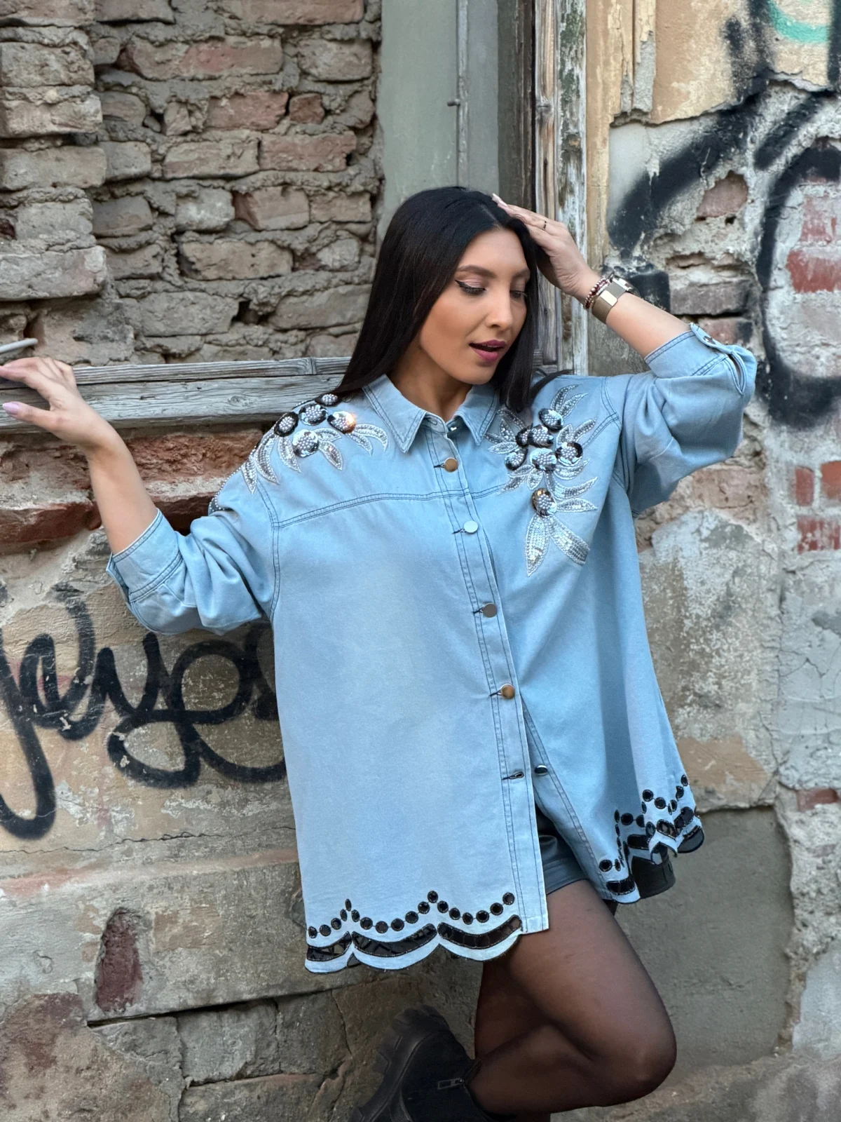 Camasa cu flori negre aplicate si broderie in partea de jos [3]