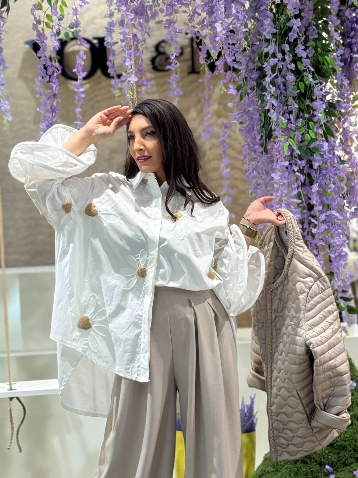 Camasa dama alba cu aplicatii florale 3D