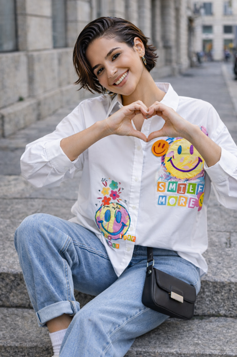 Camasa dama alba cu imprimeu fata zambitoare [3]