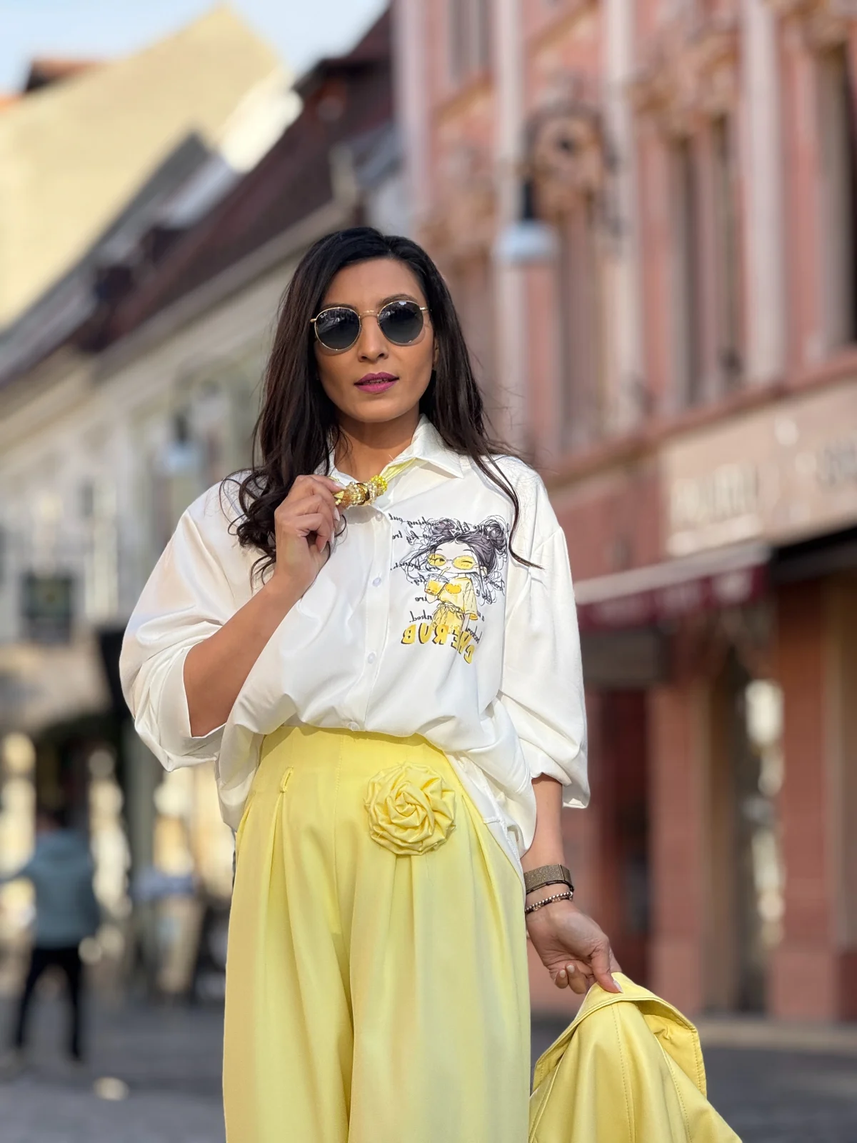 Camasa dama alba cu imprimeu fetita cu ochelari de soare