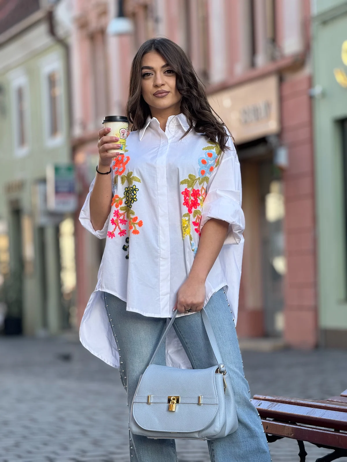 Camasa dama alba din bumbac cu broderie florala colorata