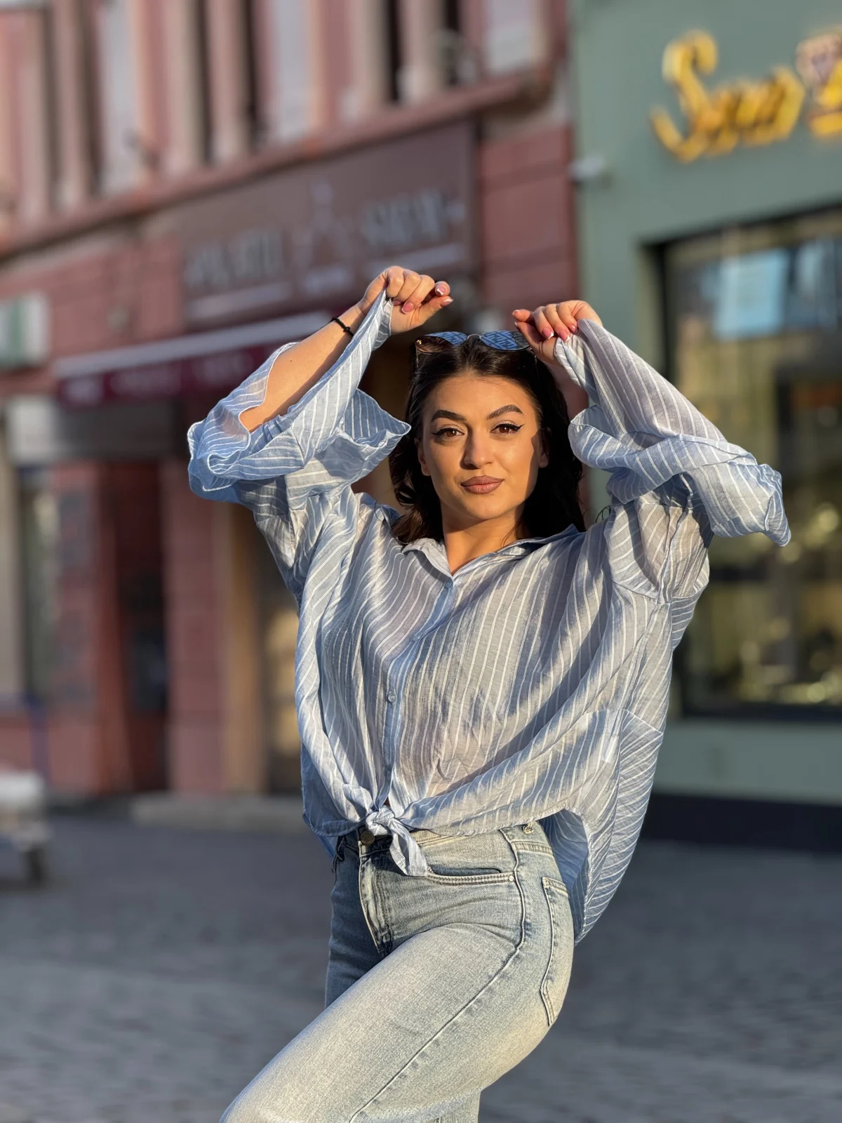 Camasa dama albastra cu dungi albe si maneci cu volane [2]