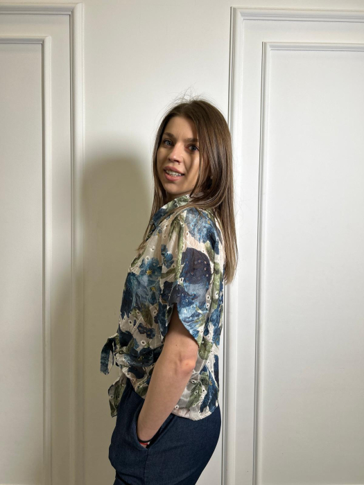 Camasa dama bej perforata cu imprimeu floral albastru [2]