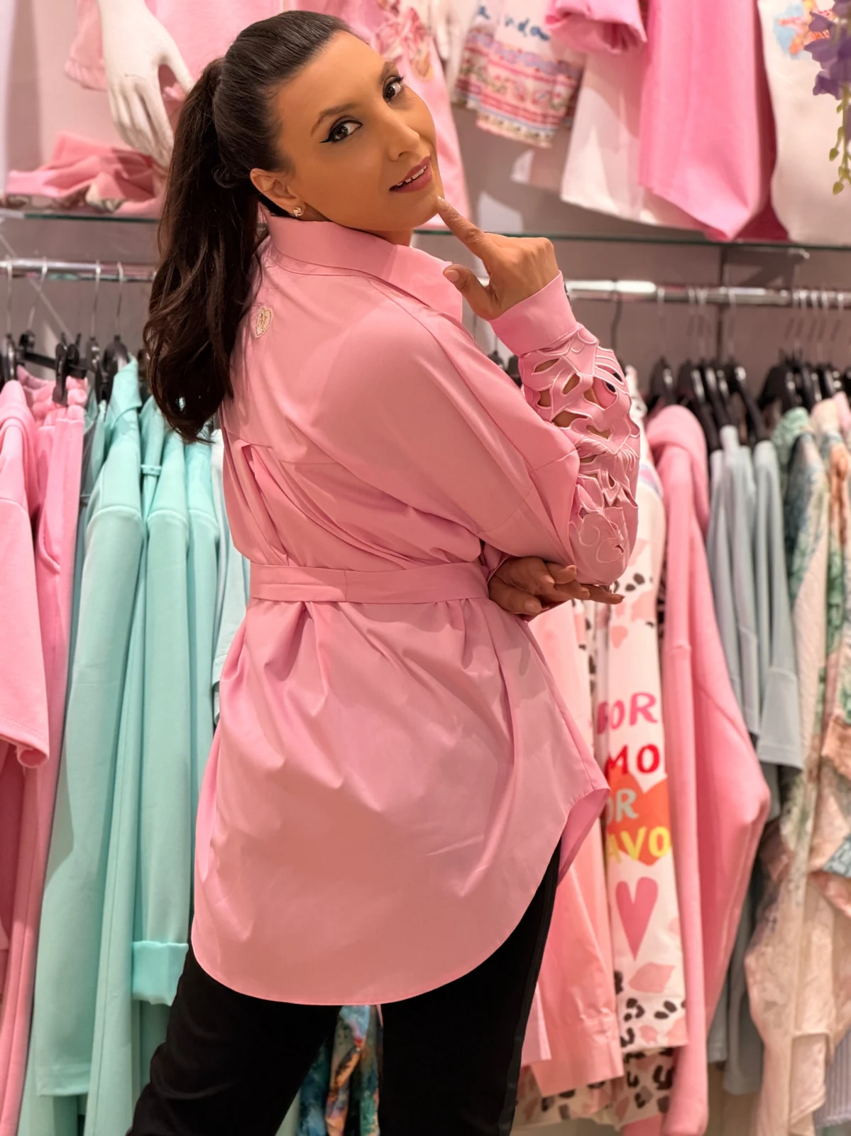 Camasa dama oversized roz din bumbac cu manecile perforate [7]