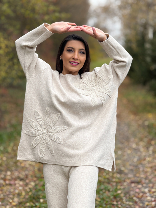 Compleu dama bej tricotat cu aplicatii flori crosetate pe bluza [4]