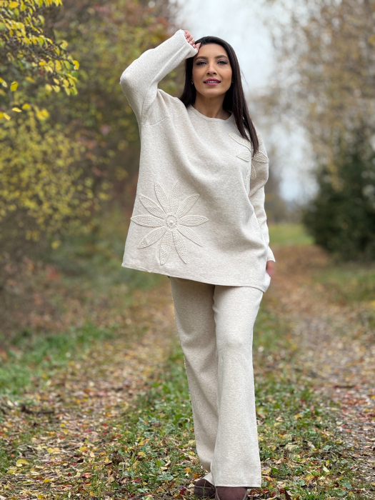 Compleu dama bej tricotat cu aplicatii flori crosetate pe bluza [1]