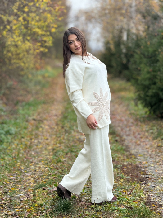 Compleu dama crem tricotat cu aplicatii flori crosetate pe bluza [4]