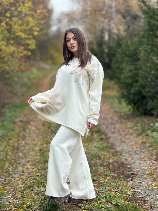 Compleu dama crem tricotat cu aplicatii flori crosetate pe bluza [2]