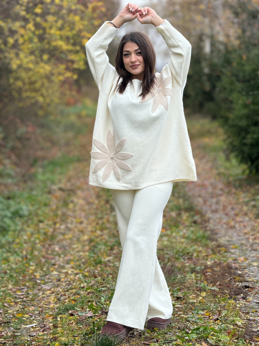Compleu dama crem tricotat cu aplicatii flori crosetate pe bluza [3]