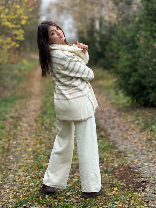 Compleu dama crem tricotat cu gat inalt si dungi orizontale pe bluza [4]