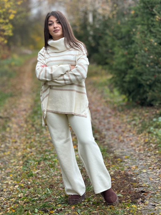 Compleu dama crem tricotat cu gat inalt si dungi orizontale pe bluza [3]