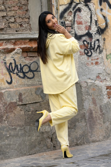 Compleu dama galben pastel cu detalii stralucitoare aplicate [2]