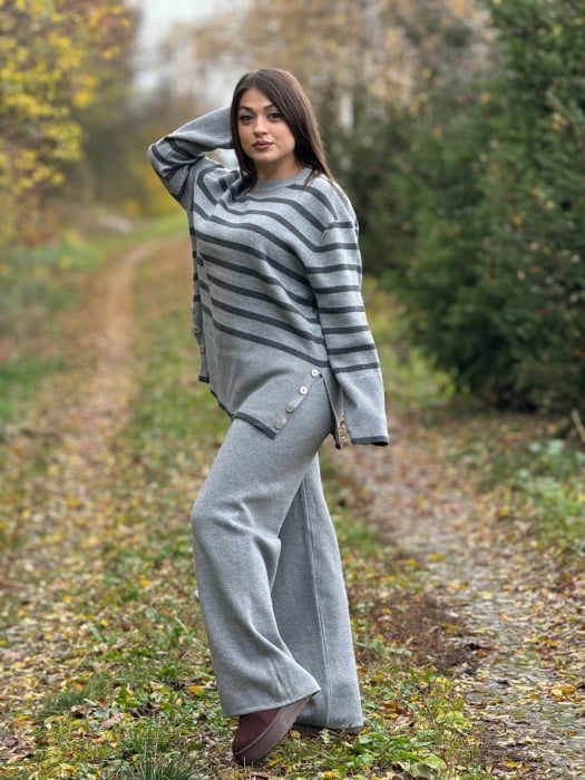 Compleu dama gri tricotat cu gat rotund si dungi orizontale pe bluza [2]