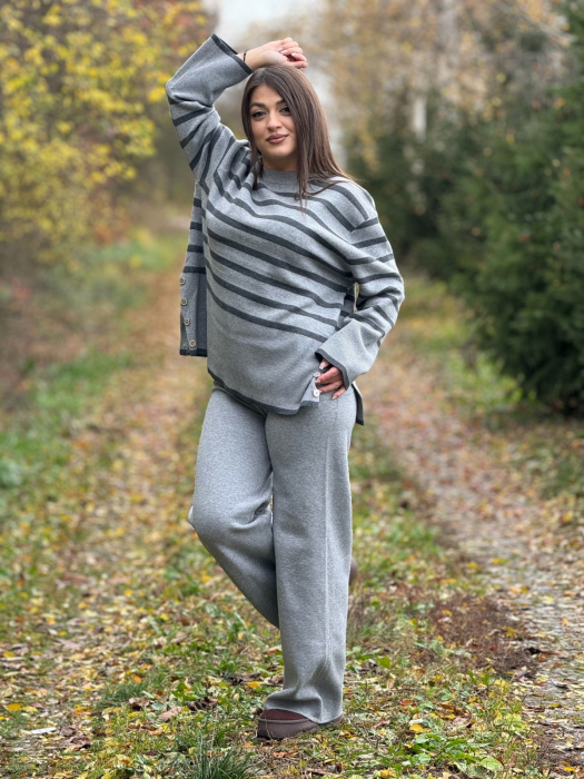 Compleu dama gri tricotat cu gat rotund si dungi orizontale pe bluza [3]