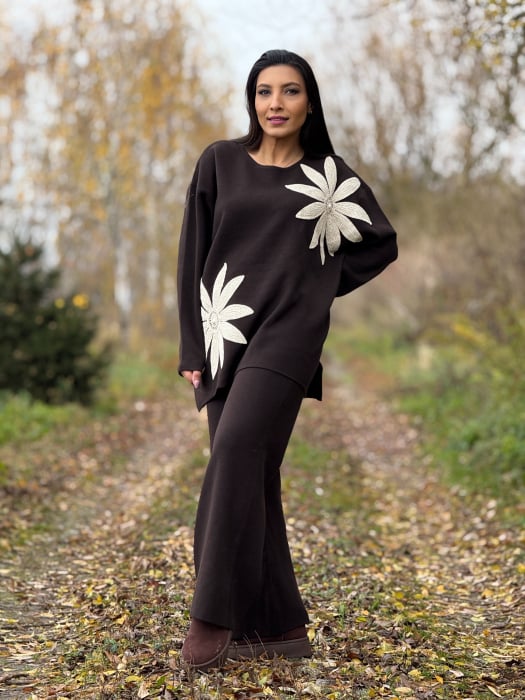 Compleu dama maro tricotat cu aplicatii flori crosetate pe bluza