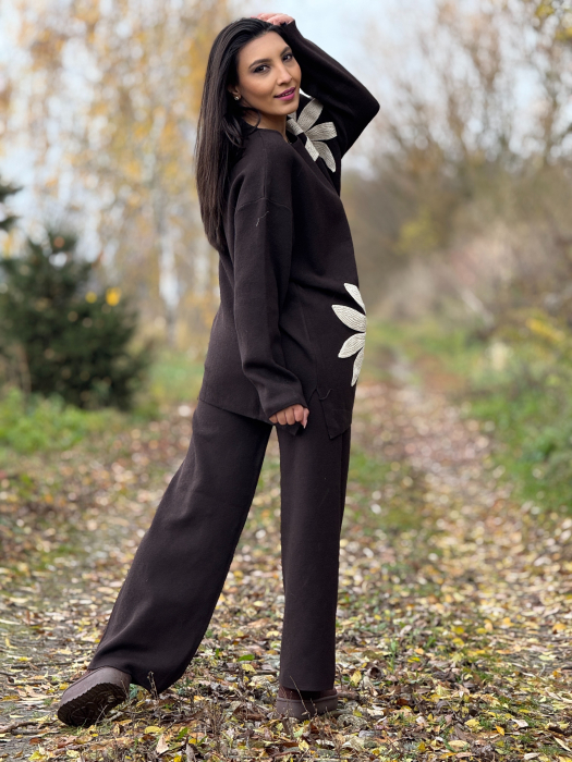 Compleu dama maro tricotat cu aplicatii flori crosetate pe bluza [4]