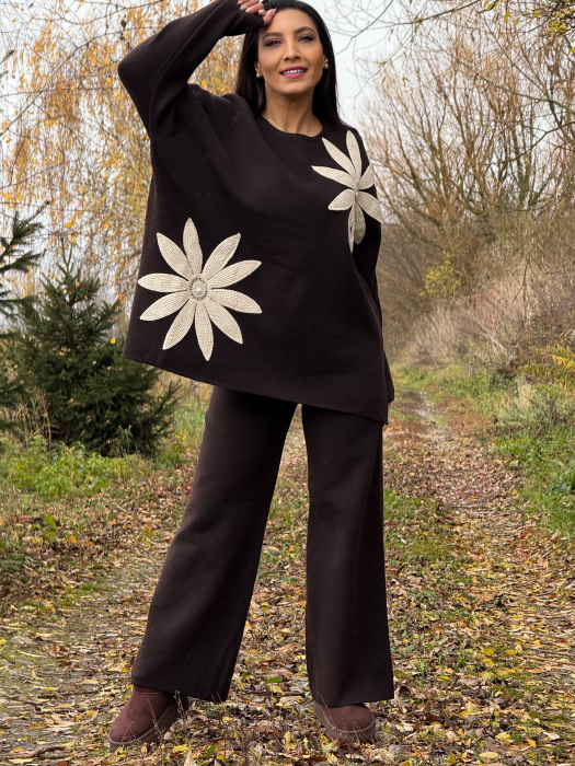 Compleu dama maro tricotat cu aplicatii flori crosetate pe bluza [2]