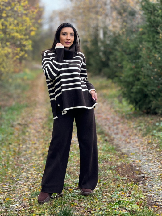 Compleu dama maro tricotat cu gat inalt si dungi orizontale pe bluza [2]