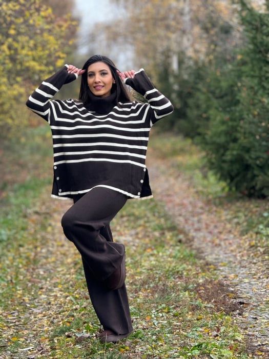 Compleu dama maro tricotat cu gat inalt si dungi orizontale pe bluza [1]