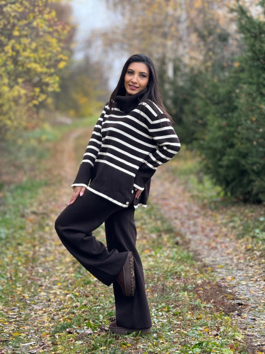 Compleu dama maro tricotat cu gat inalt si dungi orizontale pe bluza [3]