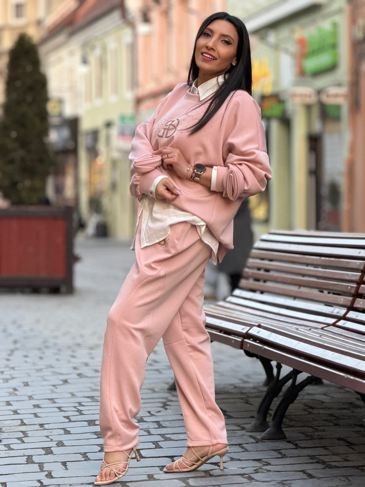 Compleu dama roz pudrat cu detaliu floral la maneci [3]