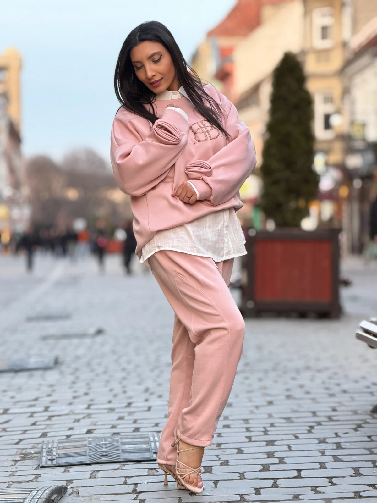 Compleu dama roz pudrat cu detaliu floral la maneci [6]