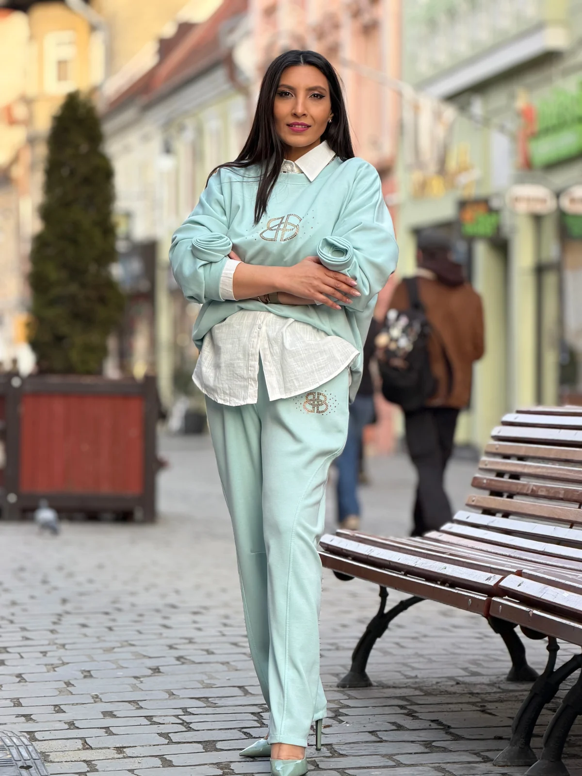 Compleu dama verde menta cu detaliu floral la maneci [2]