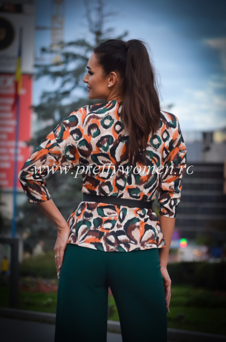 Costum cu bluza colorata si pantaloni verzi [6]