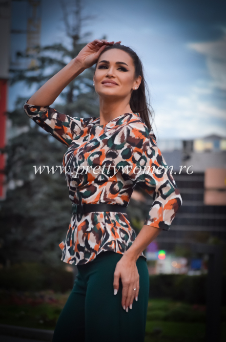 Costum cu bluza colorata si pantaloni verzi [3]