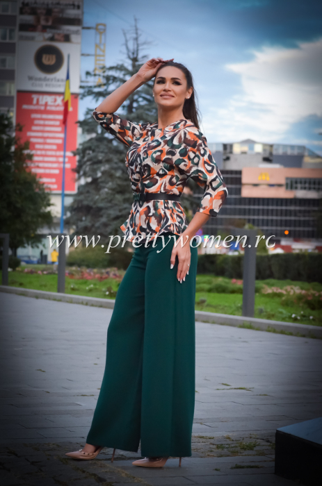 Costum cu bluza colorata si pantaloni verzi [4]
