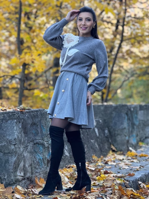 Fusta gri cu nasturi decorativi aurii [3]