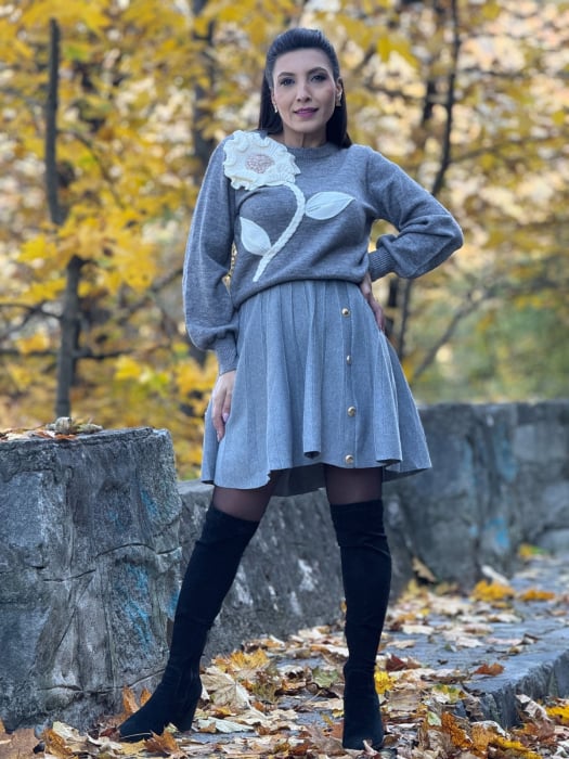 Fusta gri cu nasturi decorativi aurii [2]